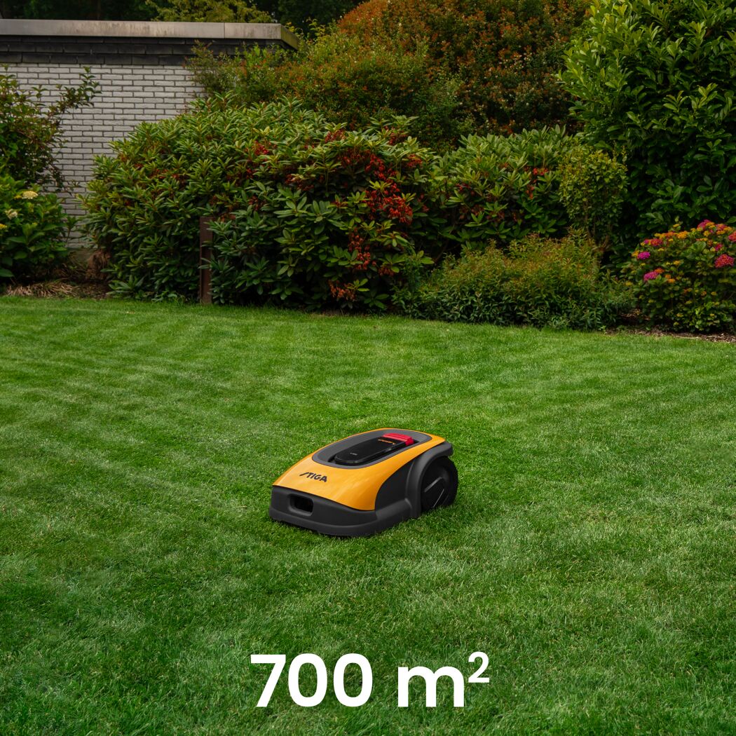 Mähroboter auf grünem Rasen