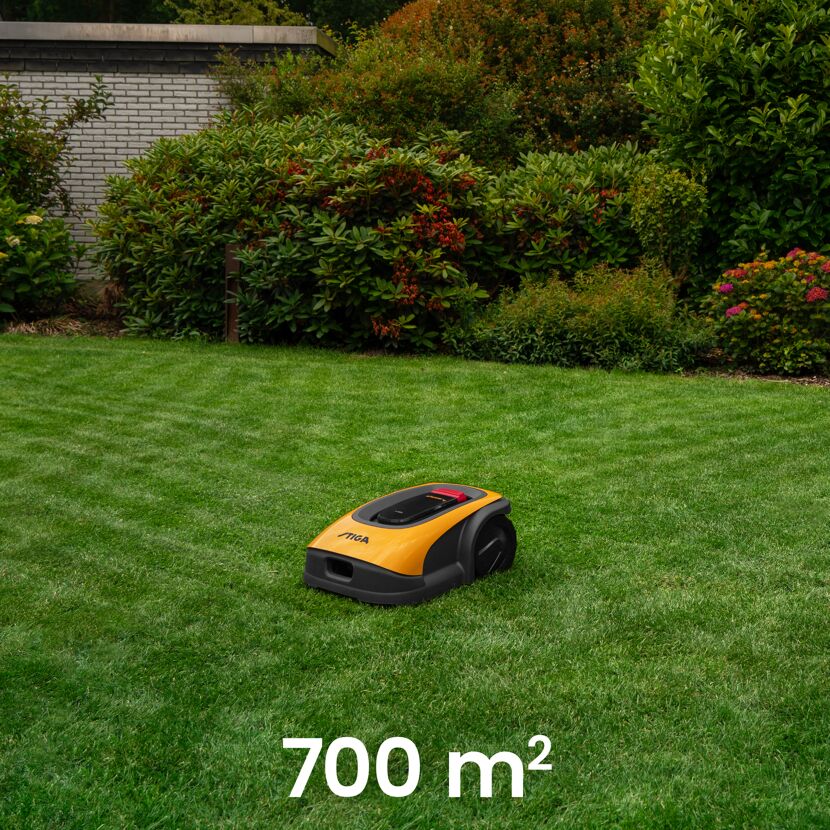 Mähroboter auf grünem Rasen