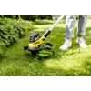 Person kürzt Gras mit Rasentrimmer