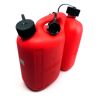 Zwei rote Benzinkanister, 3 Liter und 5 Liter.