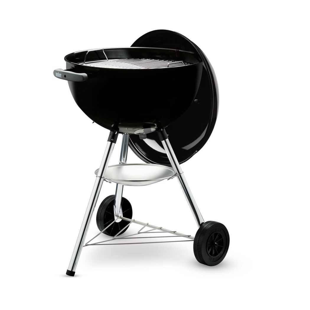 Schwarzer Weber Holzkohlegrill mit offenem Deckel