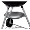 Schwarzer Weber Bar-B-Kettle Grill mit silberner Ascheschale.