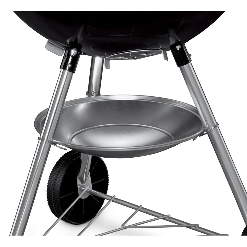 Schwarzer Weber Bar-B-Kettle Grill mit silberner Ascheschale.
