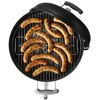 Würstchen werden auf einem Weber Bar-B-Kettle Grill gegrillt.
