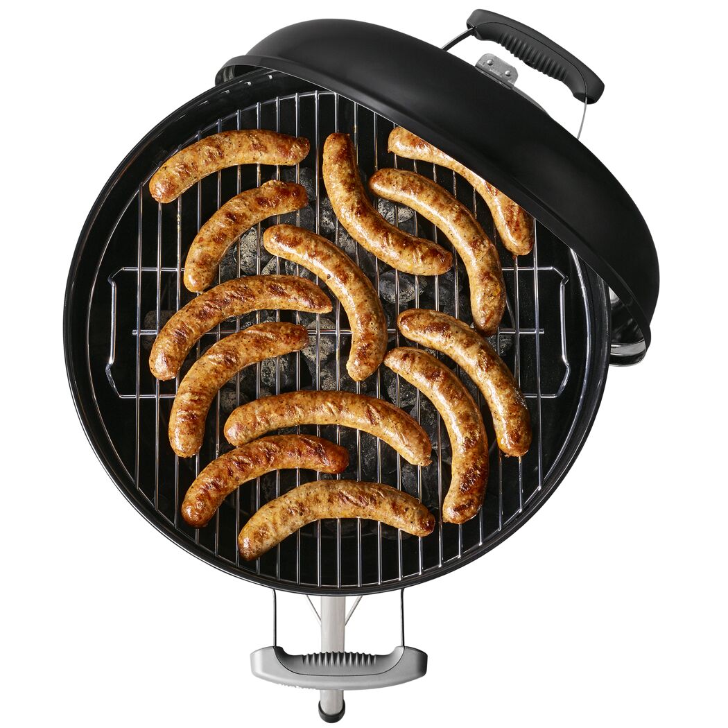 Würstchen werden auf einem Weber Bar-B-Kettle Grill gegrillt.