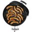 Würstchen werden auf einem Weber Bar-B-Kettle Grill gegrillt.