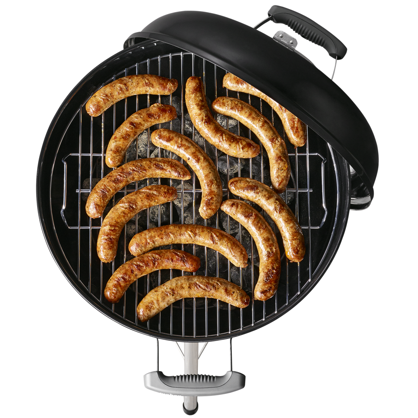 Würstchen werden auf einem Weber Bar-B-Kettle Grill gegrillt.