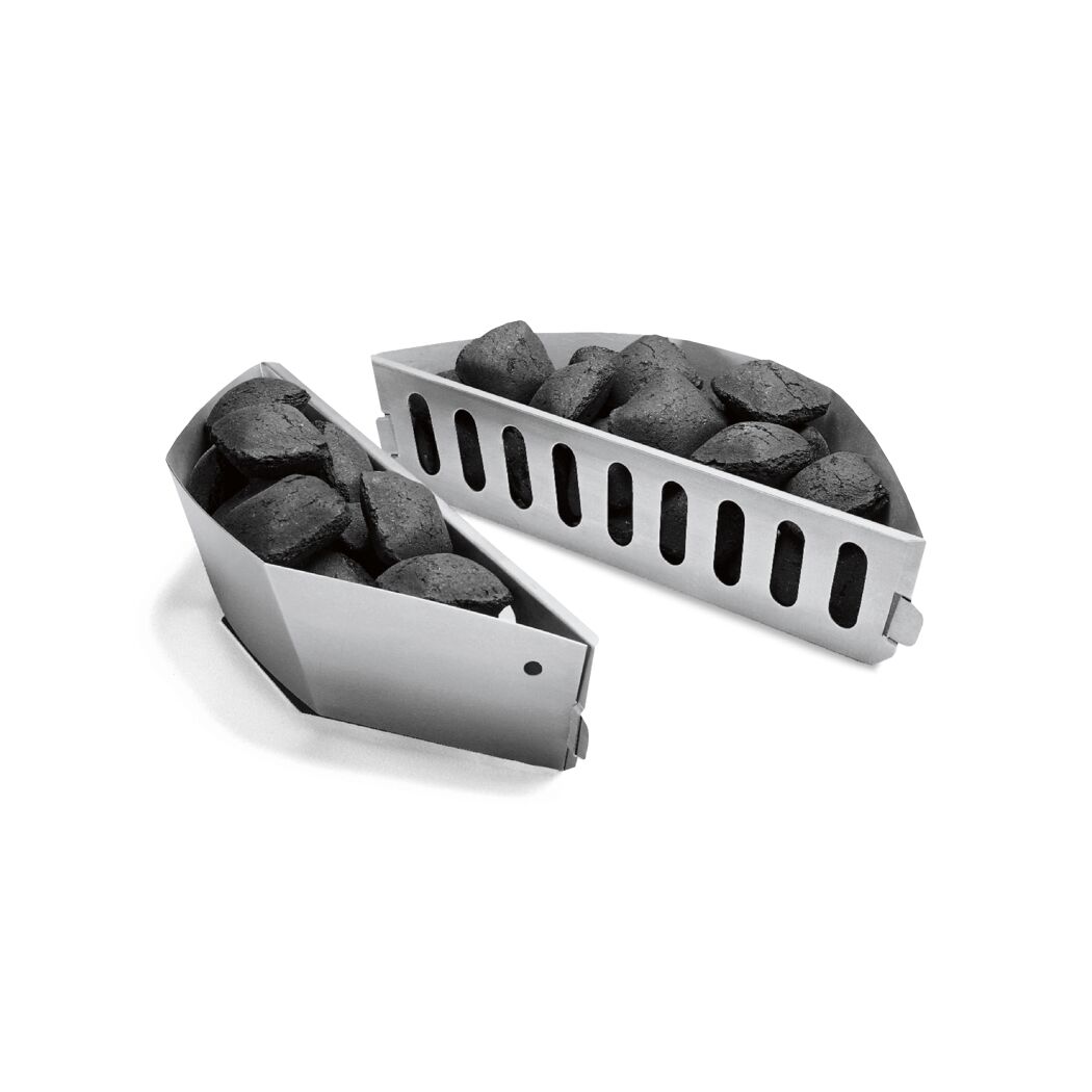 Zwei Holzkohlekörbe mit Grillkohle