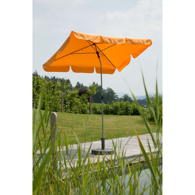 Orangener Sonnenschirm Locarno auf Holzboden