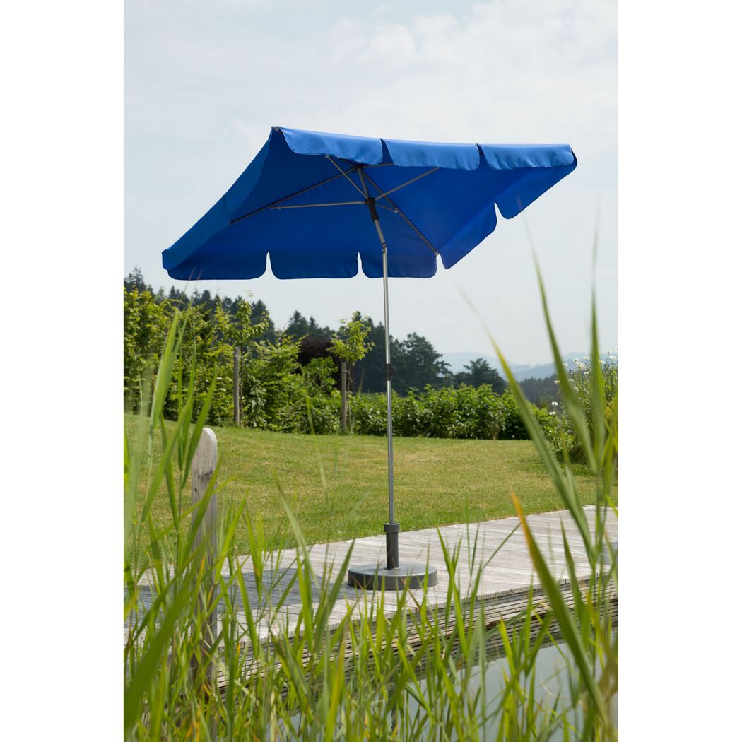 Blauer Sonnenschirm Locarno auf Holzsteg
