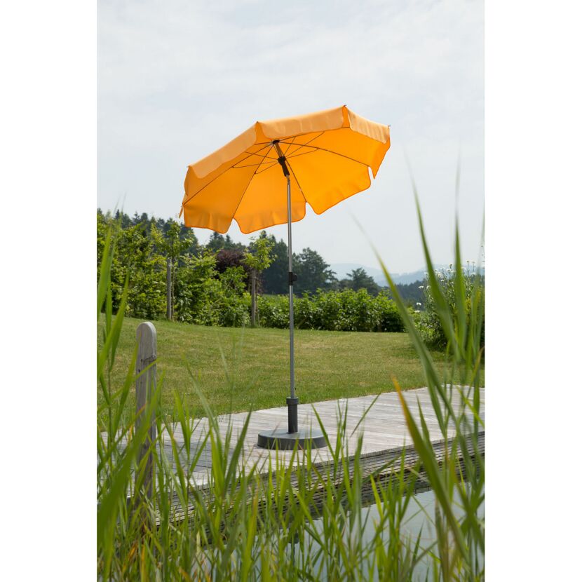 Gelber Sonnenschirm auf Holzterrasse
