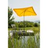 Gelber Sonnenschirm am Schwimmteich