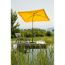 Gelber Sonnenschirm am Schwimmteich