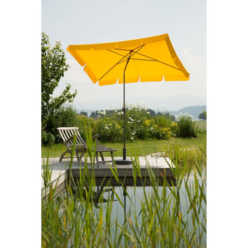 Gelber Sonnenschirm am Schwimmteich