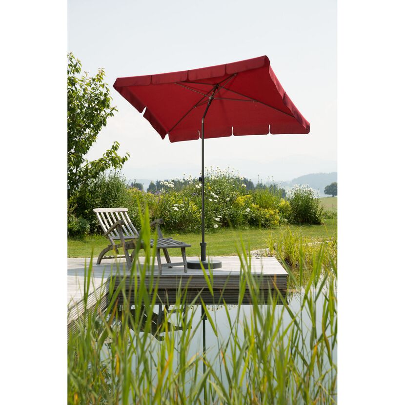 Roter Sonnenschirm am Teich