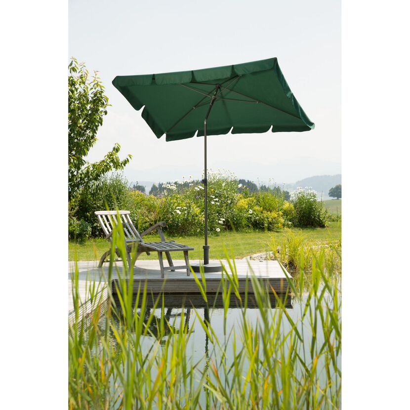 Grüner Sonnenschirm am Gartenteich