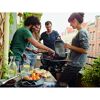 Personen grillen auf dem Balkon mit einem Elektrogrill.