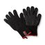Ein Paar schwarze Grillhandschuhe mit roter Paspelierung und Silikonstreifen.