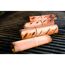 Zedernholz-Wraps auf einem Grill