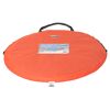 Eingerollte orange Strandmuschel mit Etikett