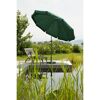 Grüner Sonnenschirm neben einem Liegestuhl am Teich