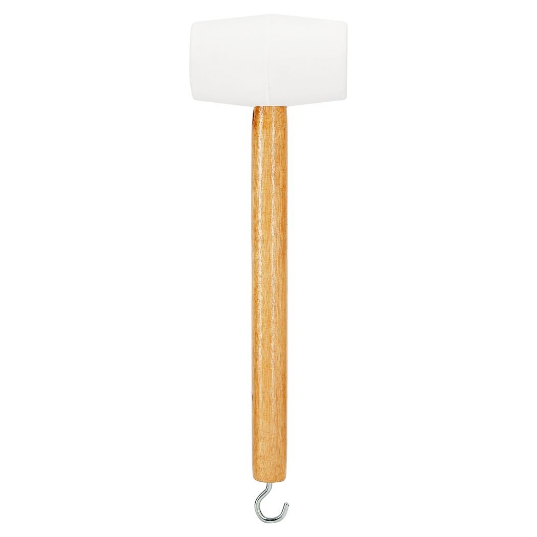 Weißer Campinghammer mit Holzgriff und Metallhaken.