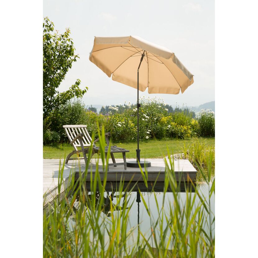 Begehbarer Pool mit Sonnenschirm und Gartenliege
