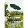 Grüner Sonnenschirm und Gartenliege am Teich