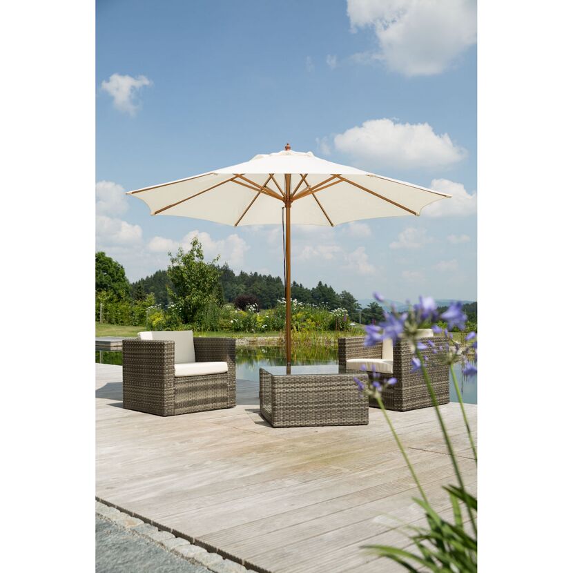 Gartenmöbel-Set mit Sonnenschirm auf einer Terrasse