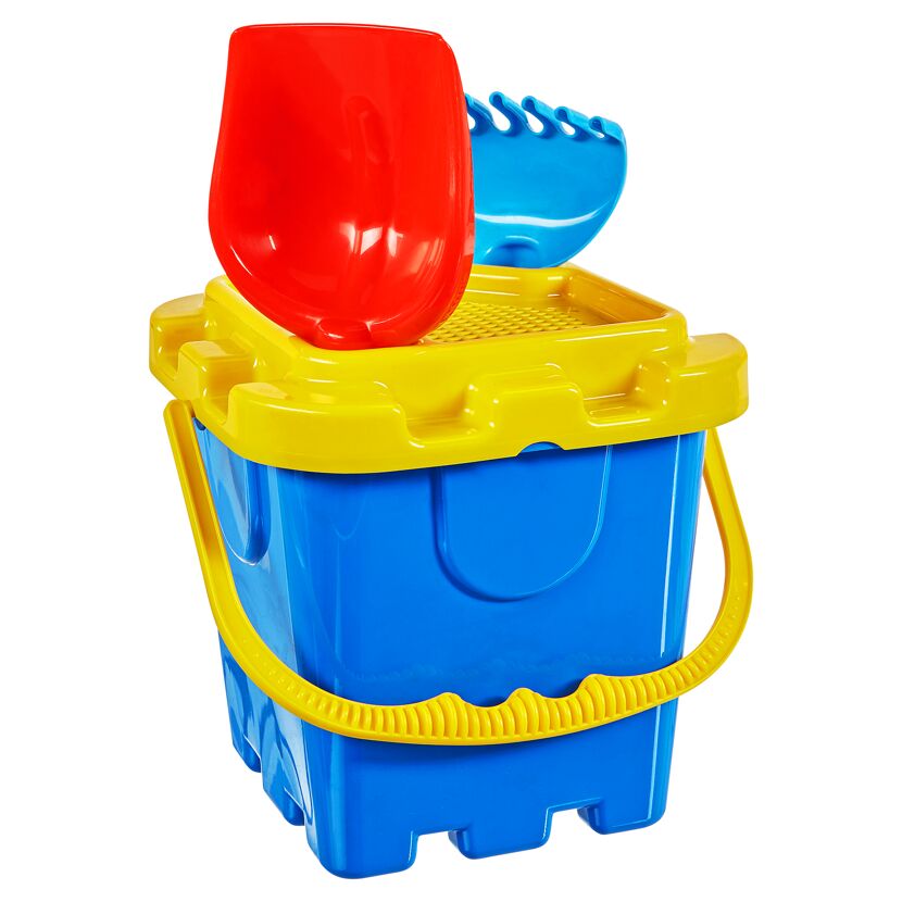 Blauer Sandeimer mit roter Schaufel und blauer Harke