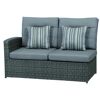 Graues Gartensofa mit zwei Sitzkissen und zwei gestreiften Dekokissen.