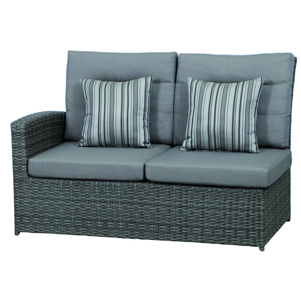 Graues Gartensofa mit zwei Sitzkissen und zwei gestreiften Dekokissen.