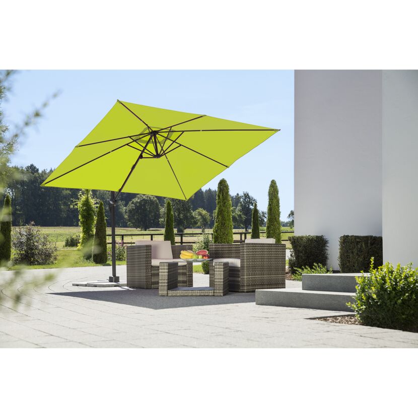 Gartenmöbel mit Sonnenschirm und Obstteller