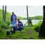 Personen grillen am See mit dem Smokey Mountain Cooker.