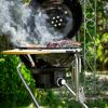 Grill mit Rippchen und Grillzange