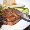 Steak wird mit einem Messer geschnitten.