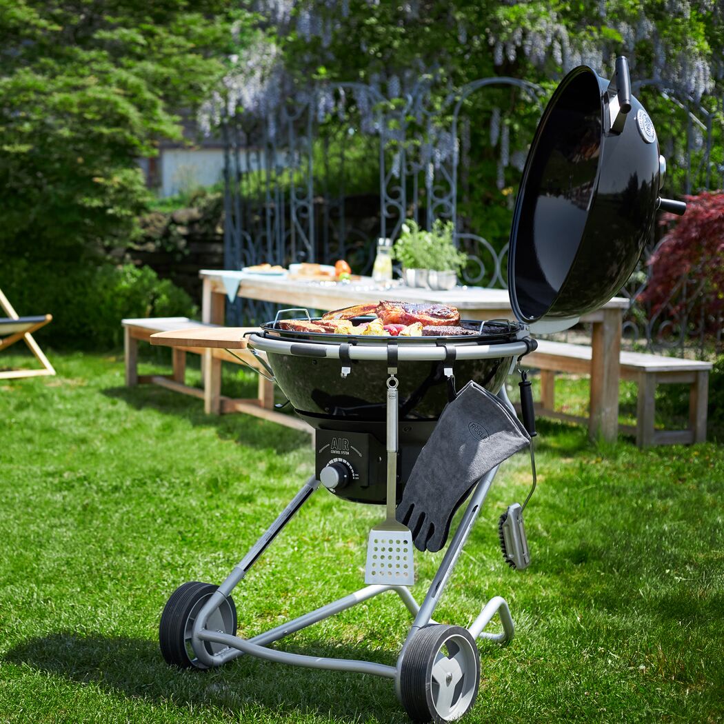 Rösle No.1 Air F60 Grill mit Grillgut im Garten