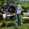 Zwei Personen grillen mit dem Rösle No.1 Air F60.