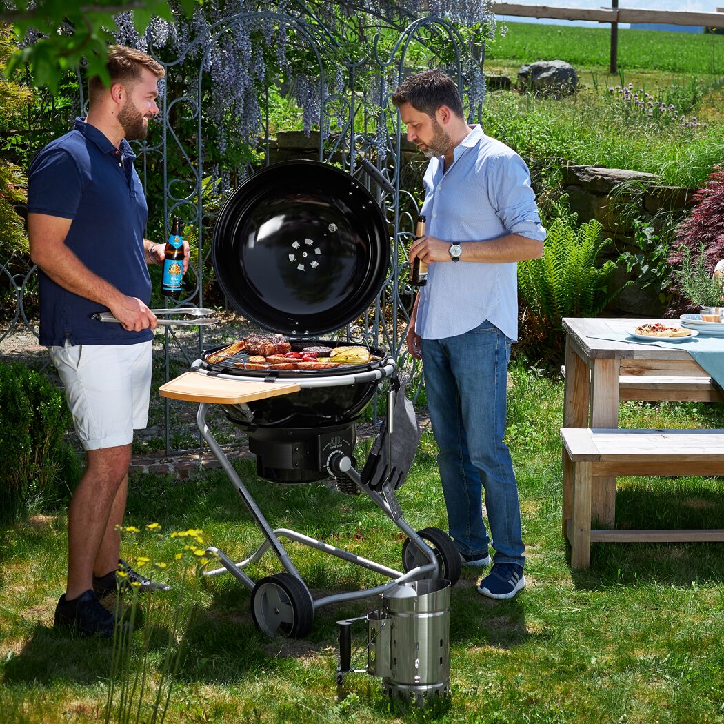 Zwei Personen grillen mit dem Rösle No.1 Air F60.