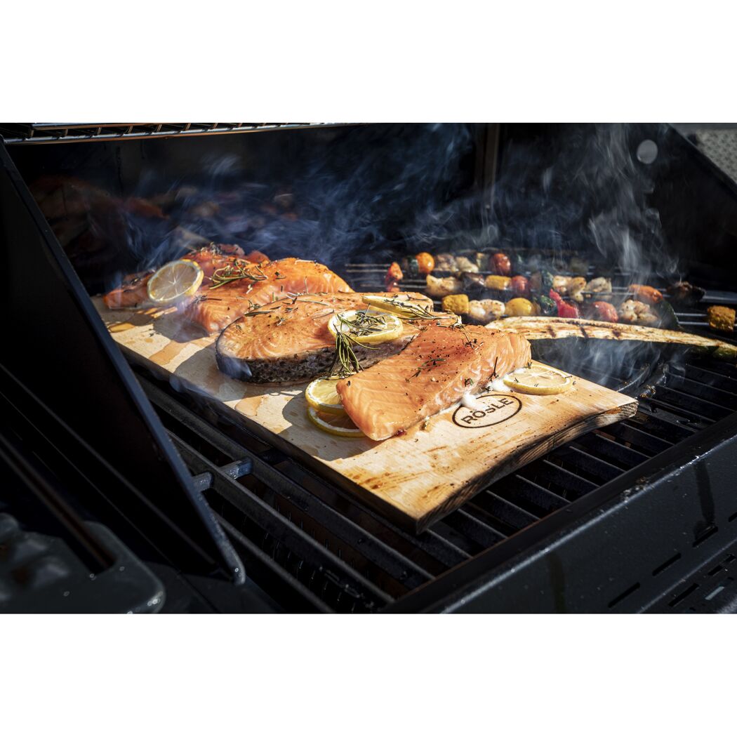 Lachs und Gemüse auf einer RÖSLE Aromaplanke auf dem Grill