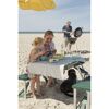Familie grillt am Strand und isst zu Mittag