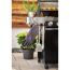 Gasgrill mit Grillhandschuhen und Grillzange