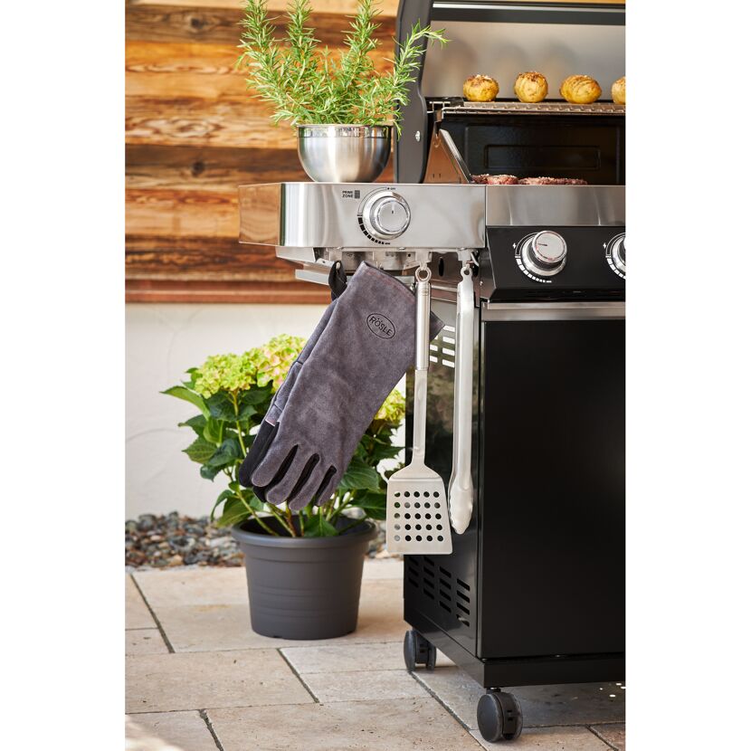 Gasgrill mit Grillhandschuhen und Grillzange