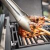 Koteletts vom Grill mit Grillzange