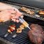 Person mariniert Fleisch mit einer Spritze