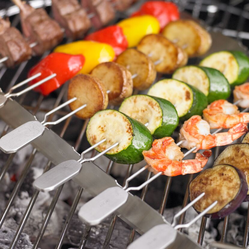 Fleischspieße und Gemüsespieße mit Grillspiesshalter