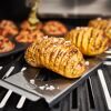 Gebratene Kartoffeln mit Sesam und Meersalz auf einem Grill