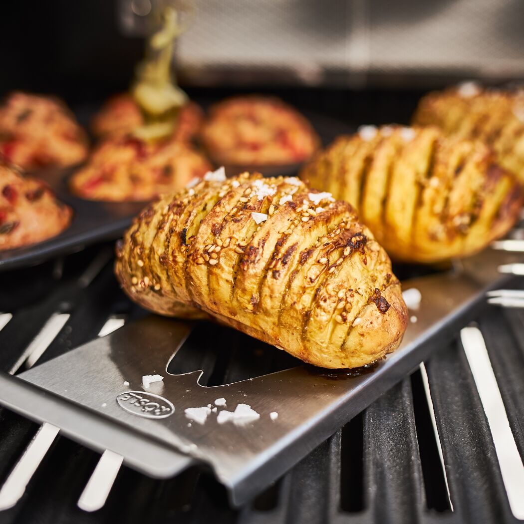 Gebratene Kartoffeln mit Sesam und Meersalz auf einem Grill
