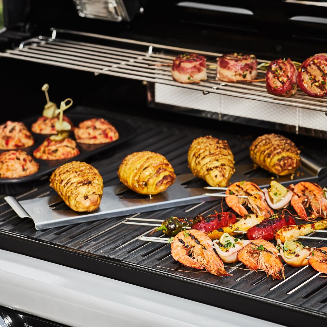 Gegrilltes Gemüse, Garnelenspieße und Kartoffeln vom Grill