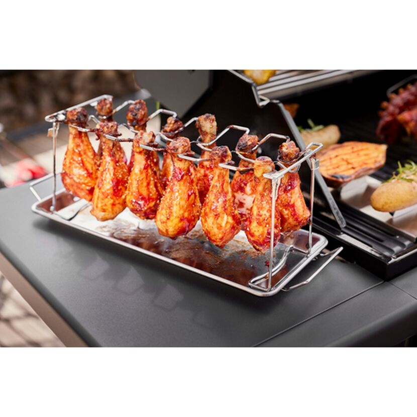 Gegrilltes Hähnchen auf einem Hähnchenhalter